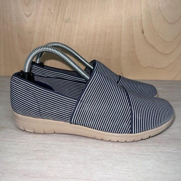 YUU Bevel Blue/White Stripe Elastic Slip-on NWOT Women's 5.5 - Picture 3 of 10